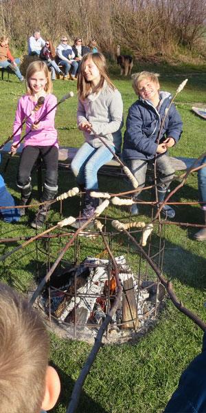 Familienurlaub - Stockbrot backen über dem Lagerfeuer