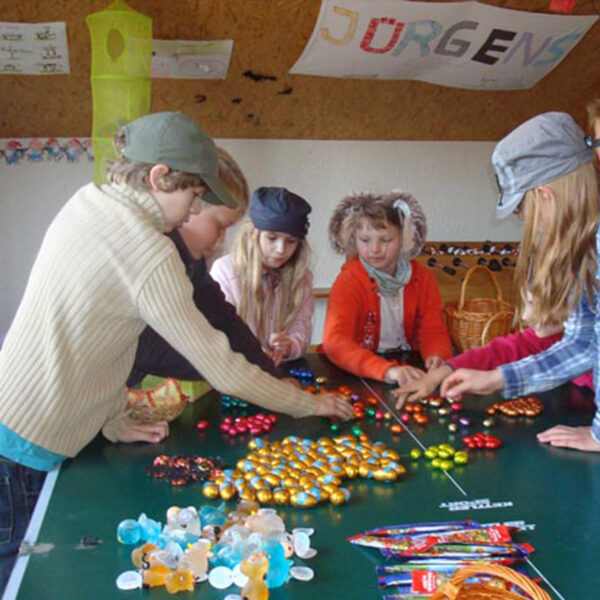 Kinder in der Spielhöhle