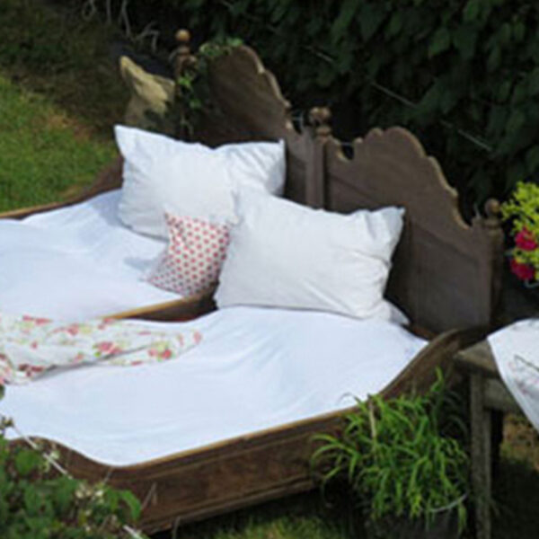 Bett im Himbeerfeld