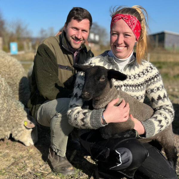 Sabrina mit Rinke und einem Lamm