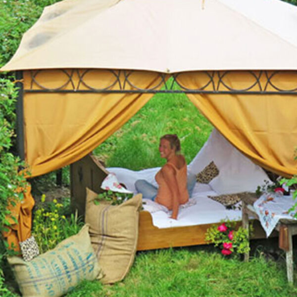 Bett im Himbeerfeld