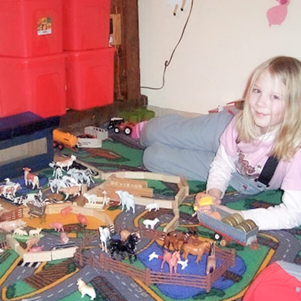 Kind in der Spielhöhle