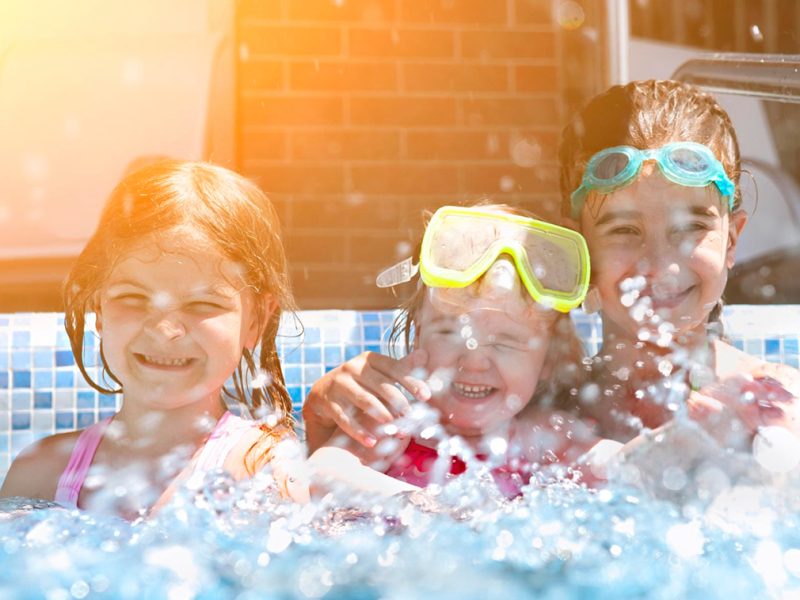Kinder im Schwimmbad
