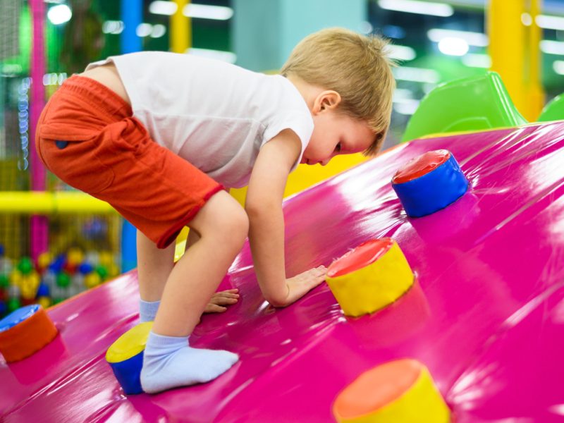 Kind im Indoorspielplatz
