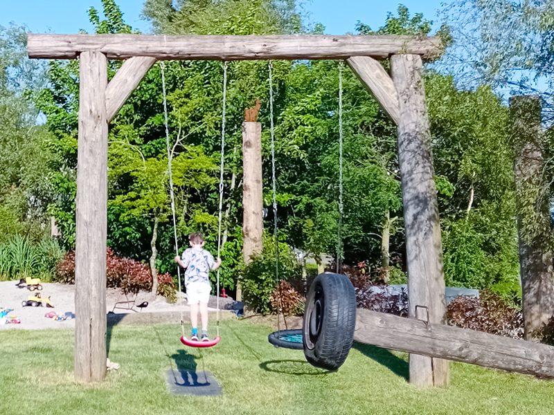 Toben drinnen und draußen. Spielplatz Ferienhof Landfrieden